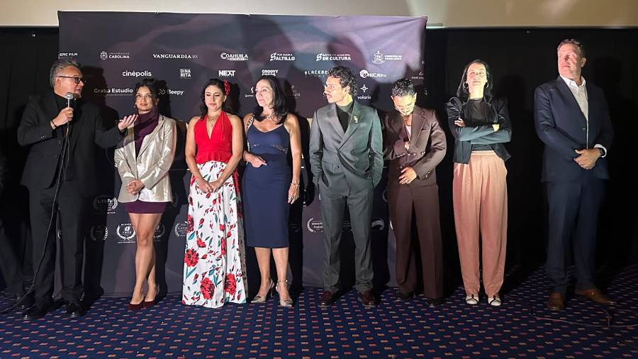 Fiesta. Gabo Ramos, Armando Castilla y parte del equipo creativo celebraron en la capital del país el estreno nacional de la cinta de factura saltillense.