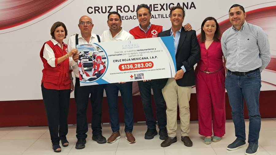 Isidoro García Reyes, presidente de CANIRAC Saltillo, encabezó la entrega del donativo a la Cruz Roja durante la Colecta Anual 2026.