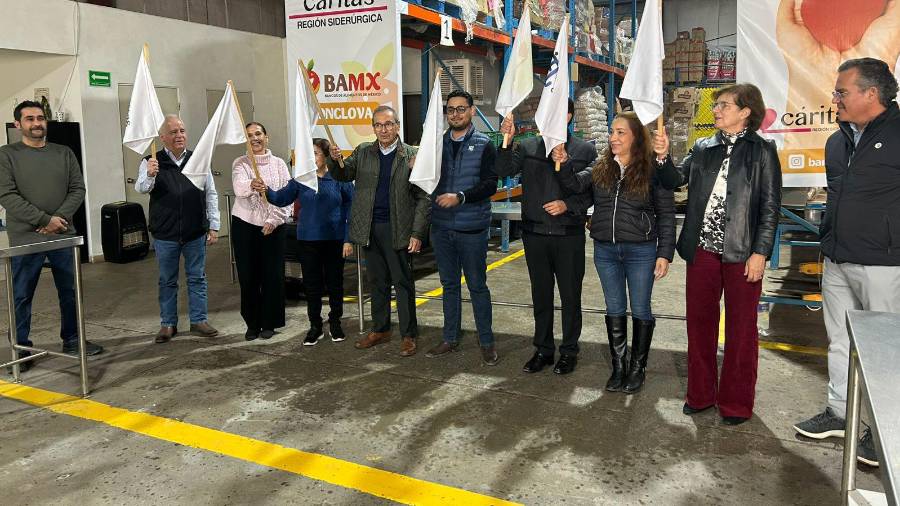 Directivos de Cáritas y representantes de la Diócesis de Saltillo durante el arranque de la obra del nuevo cuarto de congelación.