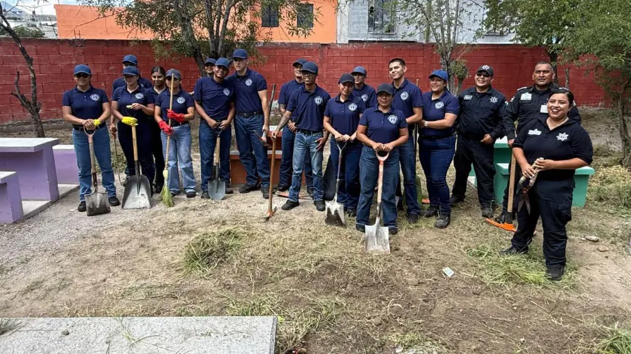 Cadetes de la Academia de Policía colaboraron en labores de mantenimiento para mejorar las condiciones del plantel previo al regreso a clases.