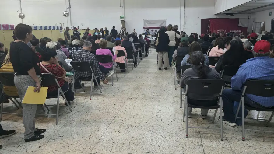 Las largas filas han marcado los últimos días de registro para las Pensiones del Bienestar en Saltillo.