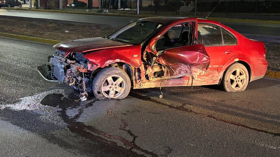 Elementos de Tránsito aseguraron el automóvil abandonado y realizaron recorridos por la zona sin localizar al conductor responsable.