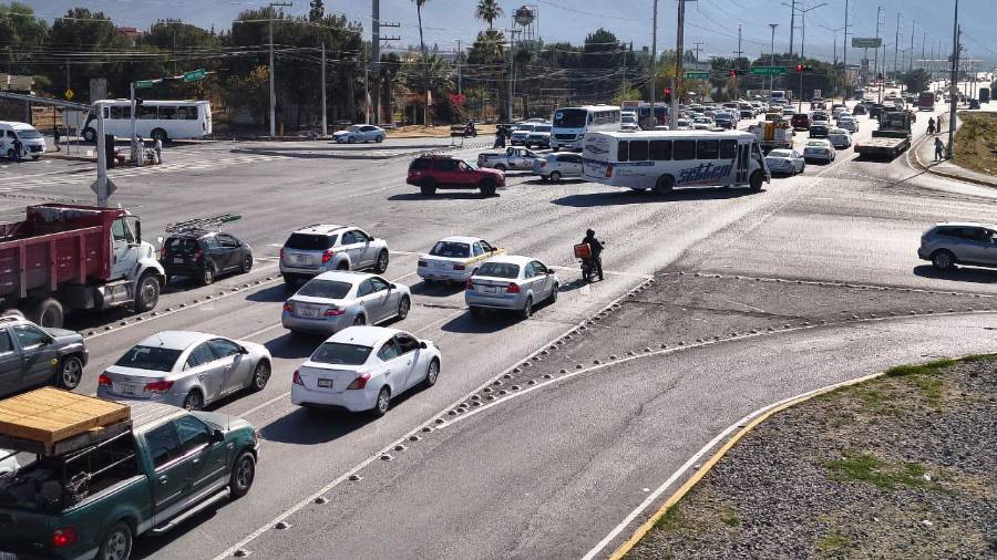 En la vuelta izquierda de Emilio Arizpe hacia Antonio Cárdenas se registran hasta mil 700 vehículos por hora en horarios pico.
