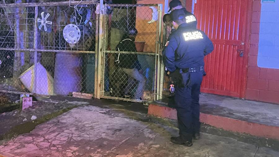 A la persona se le permitía dormir en el sitio para hacerla de vigilante y apoyarlo, pues era indigente.