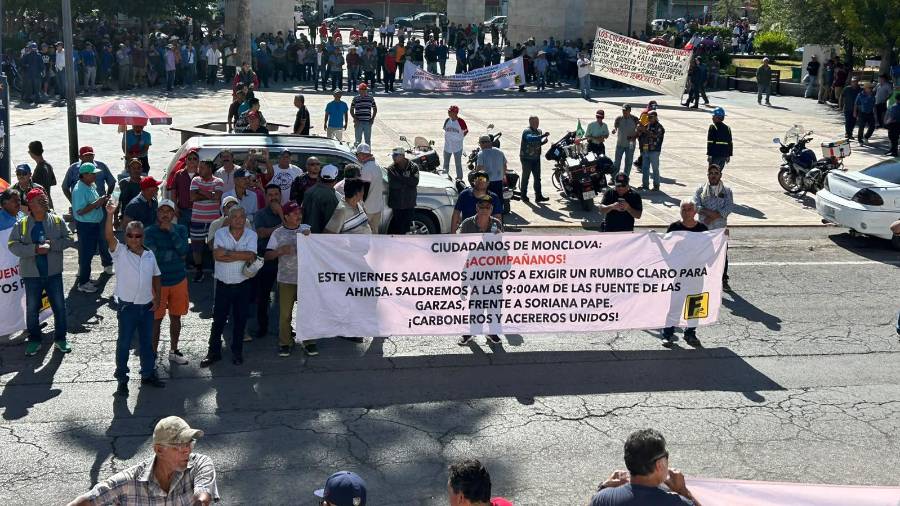 La movilización concluyó con un mitin frente a la Presidencia Municipal, donde los ex obreros dirigieron sus exigencias a las autoridades federales.