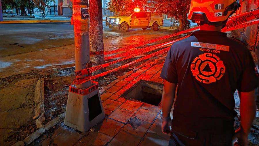 Un hombre de 36 años cayó en una alcantarilla abierta de 1.20 metros en el centro de Monterrey; fue rescatado y trasladado para recibir atención médica.
