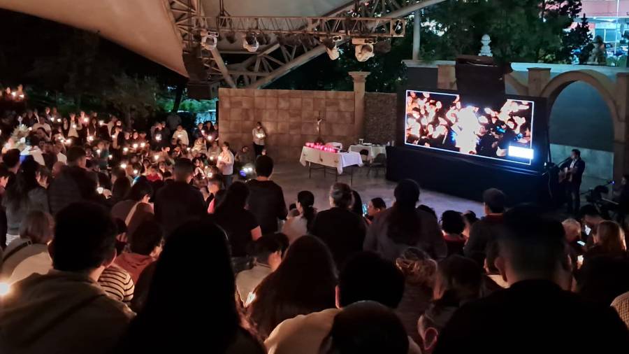 La jornada de clausura registró la mayor asistencia, con el recinto prácticamente lleno durante la celebración religiosa.