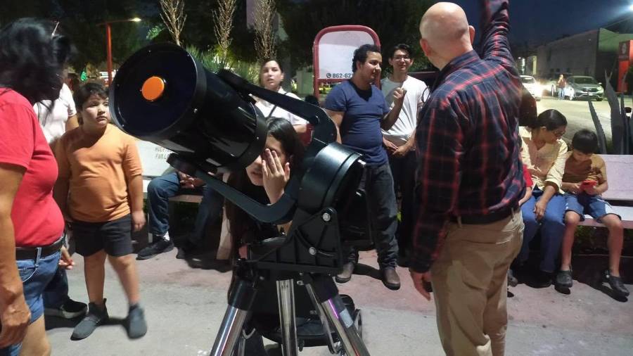 Una jornada de divulgación reunió en Allende, Coahuila, a decenas de asistentes para explorar los secretos del cielo nocturno mediante actividades abiertas al público
