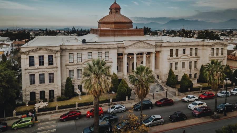 Terminada en 1909, sus muros son de piedras transportadas por ferrocarril desde San Luis Potosí.