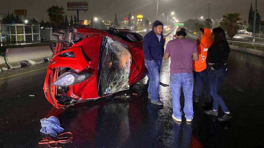 Testigos auxiliaron a los ocupantes del vehículo, quienes lograron salir por sus propios medios sin lesiones graves.