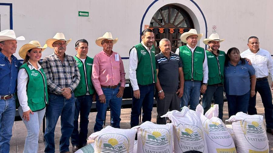 Productores de Monclova recibieron semilla de avena forrajera durante un evento en el Museo Coahuila y Texas.