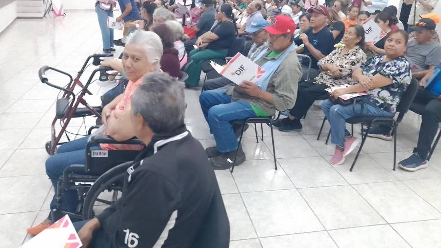 Adultos mayores recibieron en la Infoteca municipal los vales que les permitirán acceder sin costo a cirugías de cataratas.