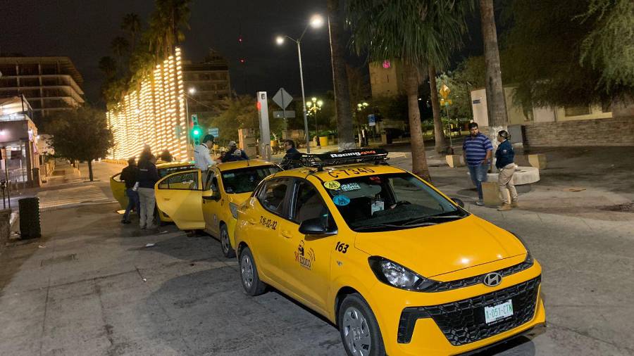 Personal municipal instala los nuevos números de concesión en los toldos de taxis autorizados.