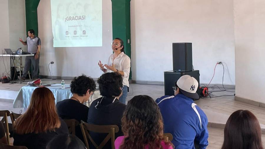 Karla Valdés, académica y exdirectora de la Facultad de Psicología de la UAdeC, en conferencia impartida este lunes en el Instituto Universitario del Norte (Insunte) y de la Universidad del Valle de Santiago (Univas).