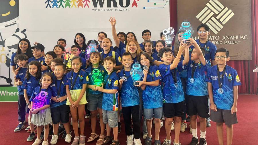 Los pequeños ingenieros muestran los robots que ellos mismos diseñan y programan.