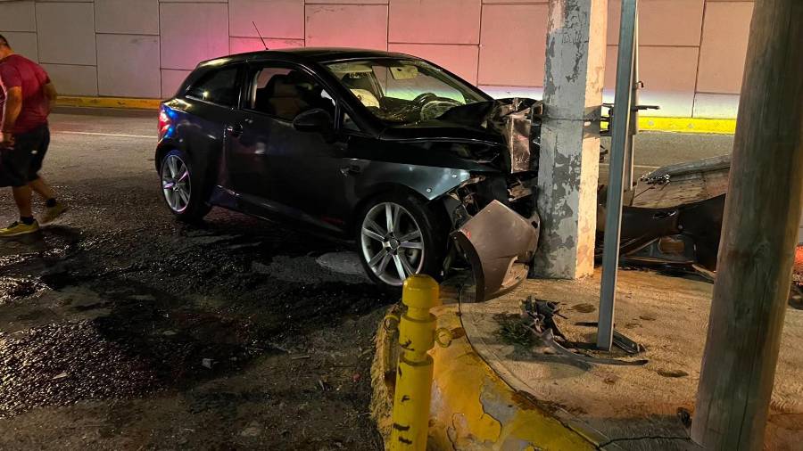 El automóvil Seat Ibiza en el que viajaba el afectado circulaba de norte a sur cuando, presuntamente, fue golpeado por otro vehículo que se incorporó de manera repentina y provocó la pérdida de control del volante.