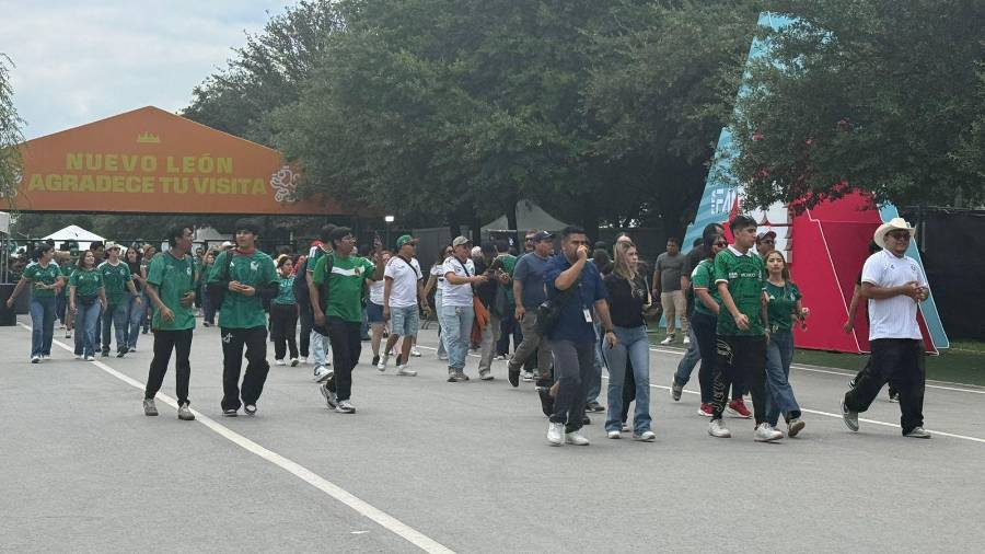 Alrededor de las 10:00 horas, la afición llenó el Parque Fundidora con el uniforme tricolor.