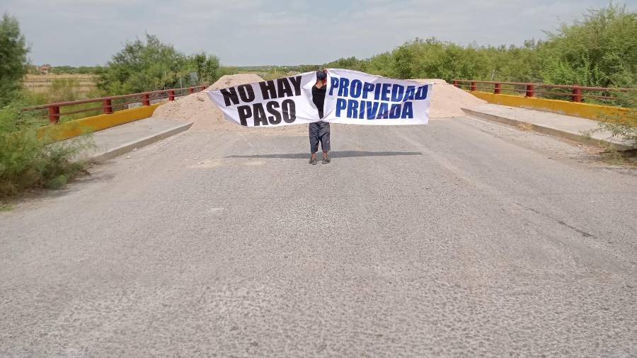 El propietario desplegó una manta con las leyendas “No hay paso” y “Propiedad privada” para reclamar la utilización de los terrenos.