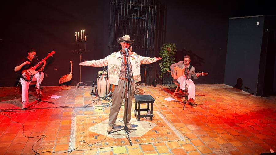 Carlos Cipriano durante su presentación en el Centro Cultural Casa La Besana, donde interpretó éxitos como ‘Corazón partío’ y temas de su autoría.