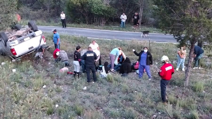 Elementos del cuerpo de Bomberos acudieron a apoyar a los lesionados.