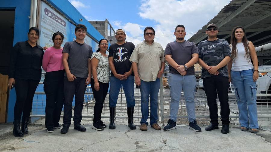 Alejandro Gutiérrez e integrantes de Dignidad Animal explicaron las acciones que realiza la organización en materia de rescate, rehabilitación y adopción de perros en Saltillo.
