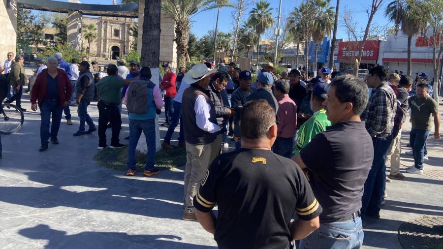 Obreros de AHMSA se reunieron en la plaza principal de Monclova para exigir el pago de adeudos pendientes durante la quiebra de la empresa.