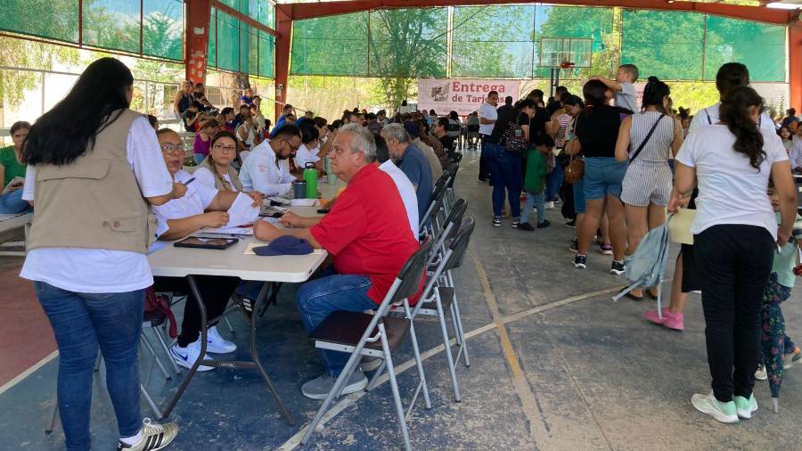 Personal de la Secretaría de Bienestar realizó la entrega de tarjetas a beneficiarios de distintos programas sociales en Torreón.