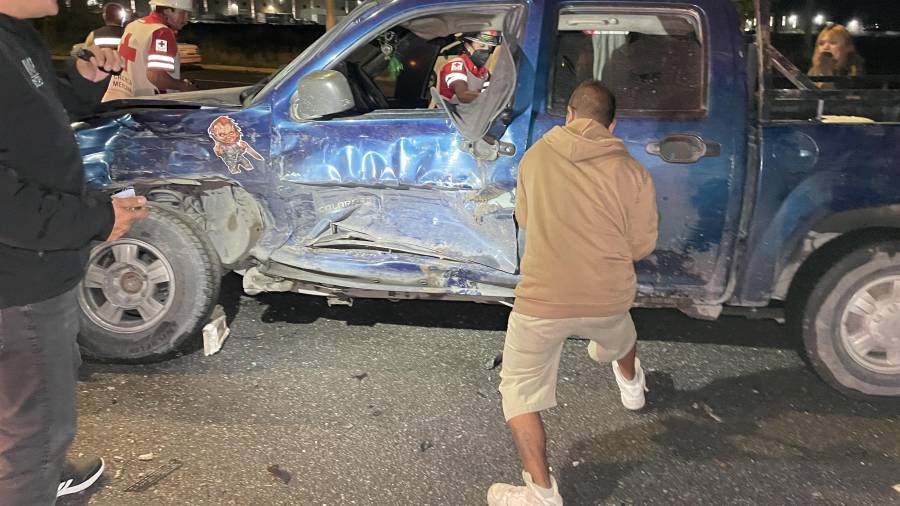 Paramédicos y cuerpo de rescate se dieron cita en el lugar.