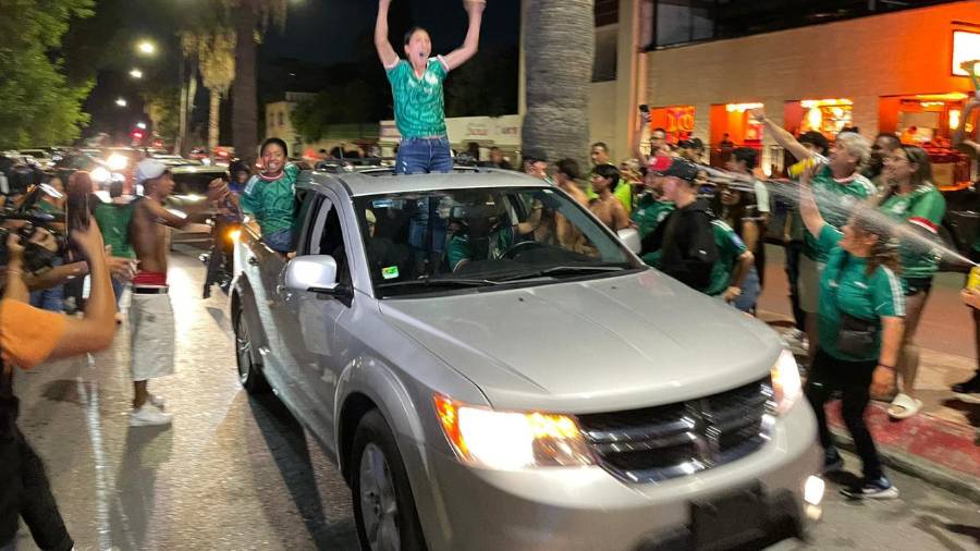 La afición salió a las calles de Saltillo para celebrar la victoria del Tri.