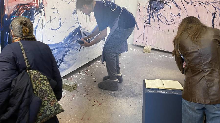 La obra de Tracey Emin continúa generando debate entre quienes la consideran una provocadora mediática y quienes la ven como una de las artistas más influyentes.