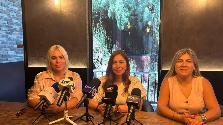 Boreque Martínez González, presidenta de AMMJE Saltillo y líder de la cumbre estatal, presentó los detalles del encuentro.
