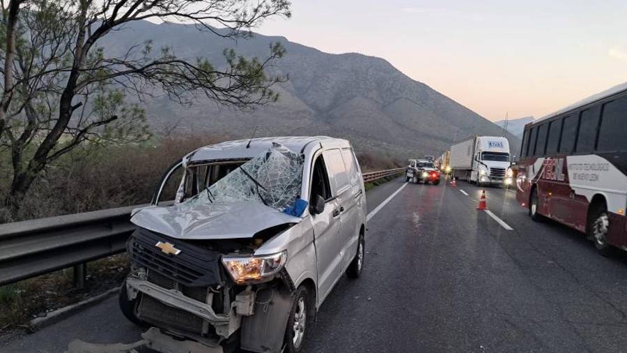 La unidad siniestrada quedó volcada sobre su costado izquierdo luego de impactarse contra una barra de contención metálica, tras perder el control en el tramo carretero.