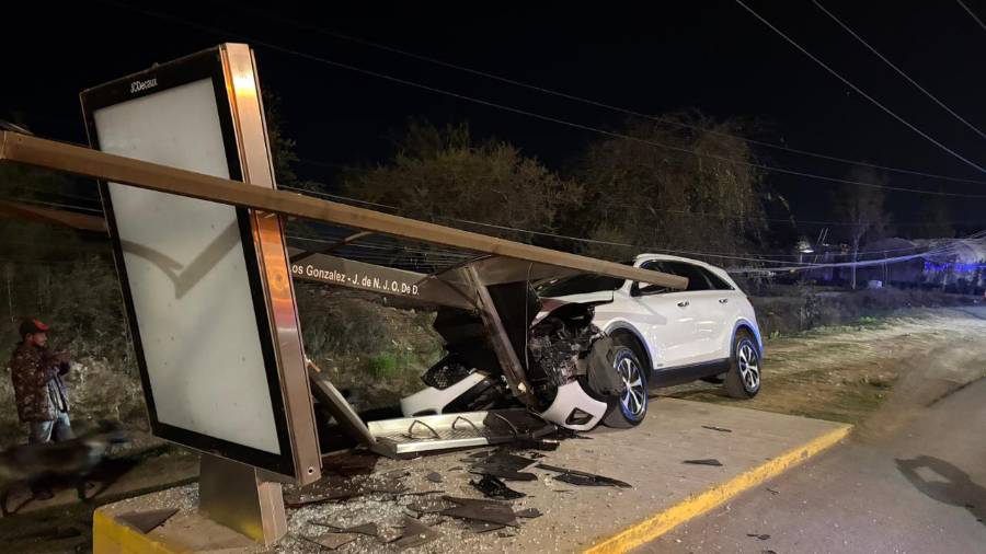 La estructura del parabús fue derribada por completo tras el impacto, lo que generó daños a la infraestructura urbana.