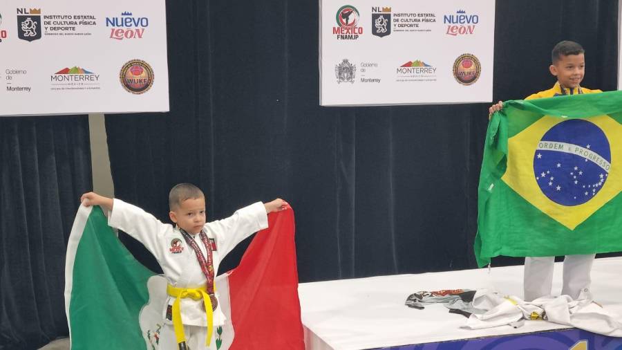 Rafael Lara, de siete años, combina el karate y los torneos de Pokémon con el acompañamiento constante de sus padres.