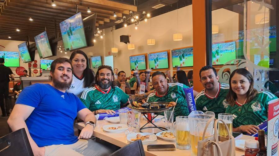 Entre aplausos, gritos y playeras verdes, aficionados siguieron el partido desde restaurantes y centros comerciales de Saltillo.