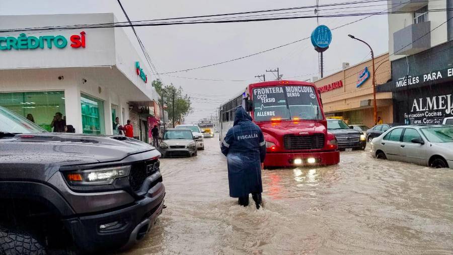 Elementos de seguridad y de investigación realizaron labores de apoyo en zonas afectadas por las lluvias registradas en Coahuila.