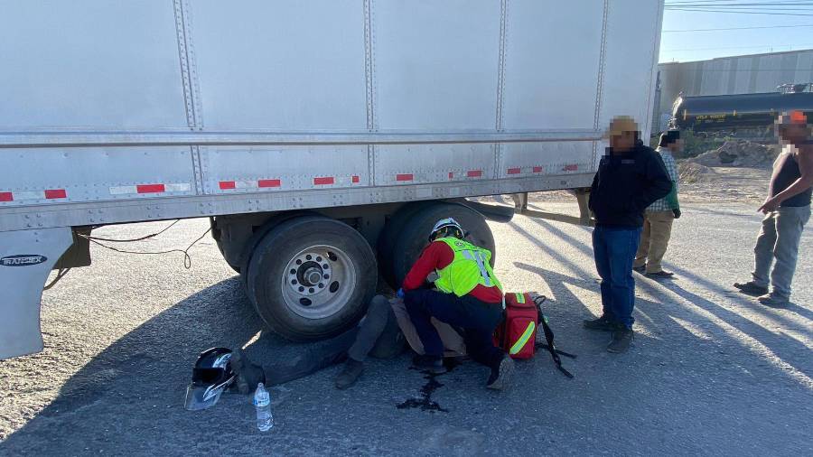Tras el choque, el joven quedó tendido sobre la vialidad, lo que movilizó a cuerpos de emergencia.
