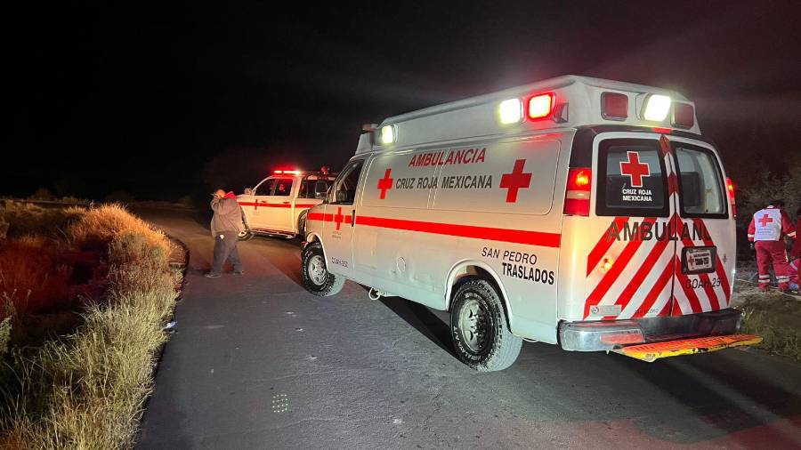 Paramédicos de la Cruz Roja brindaron atención prehospitalaria al lesionado antes de su traslado al hospital.