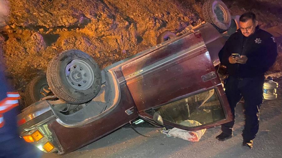 Los ancianos se dirigían a un ejido cuando la camioneta Chevrolet se desvió volcando al instante.