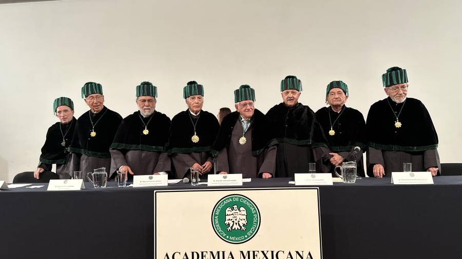 Armando Fuentes Aguirre fue condecorado en el corazón de la Ciudad de México, en Bellas Artes.