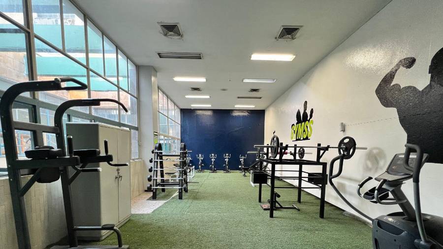 Los gimnasios del IMSS cuentan con equipo moderno y entrenadores certificados para apoyar rutinas de ejercicio seguras y personalizadas.