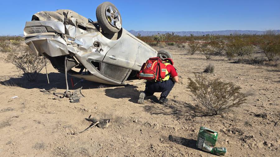 El vehículo Ford Fiesta terminó volcado fuera de la carpeta asfáltica tras salirse del camino en la carretera Monclova.