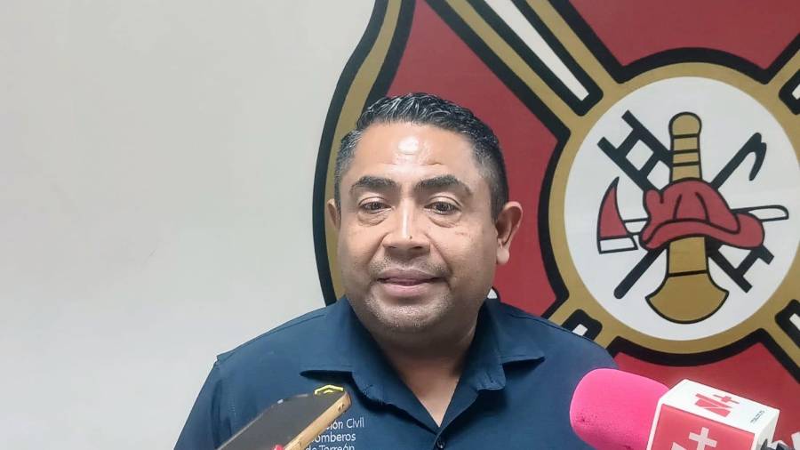 Elementos de Protección Civil recomiendan mantener las luces lejos de materiales inflamables.