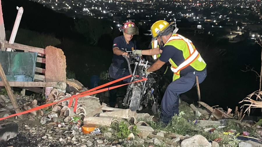 Personal de rescate utilizó cuerdas y equipo especializado para recuperar la unidad de dos ruedas que quedó atrapada en el fondo del arroyo tras el accidente.