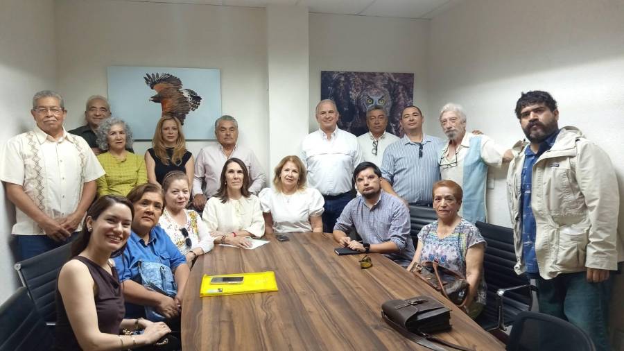 Integrantes de organizaciones vecinales entregaron al secretario del Ayuntamiento, Francisco Saracho Navarro, el documento con propuestas sobre el desarrollo de Saltillo.