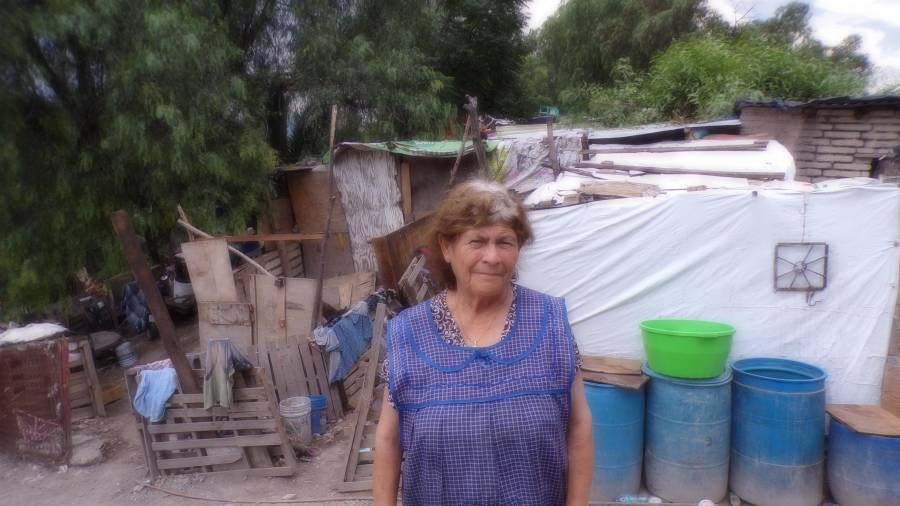 Doña Manuelita Covarrubias, de 64 años, padece un intenso dolor en el lado derecho del abdomen.