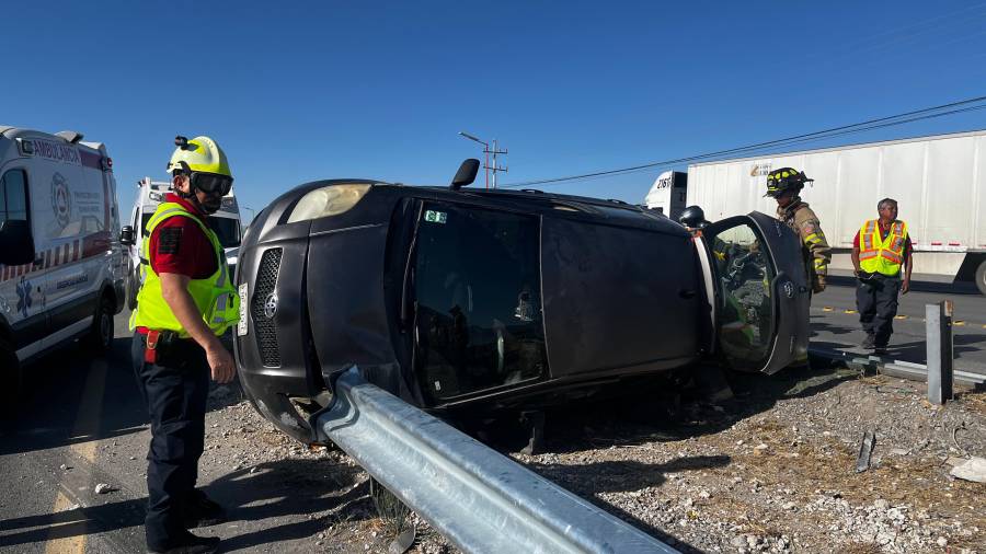 El vehículo tuvo que ser remolcado con una grúa.