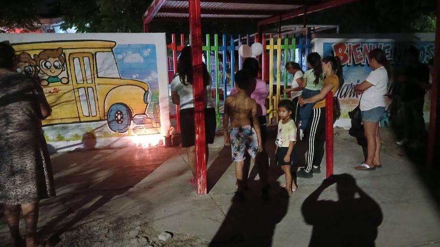 Veladoras encendidas, flores y oraciones marcaron la despedida de Ian frente al Jardín de Niños “María Elena Chámis”, donde familiares, vecinos y compañeros se reunieron para rendir homenaje al menor.