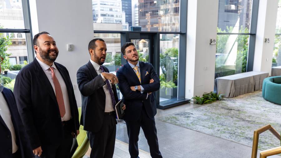 En su nueva gira internacional, ahora por Nueva York, el gobernador de Nuevo León, Samuel García, se reunió este jueves con directivos de Goldman Sachs.