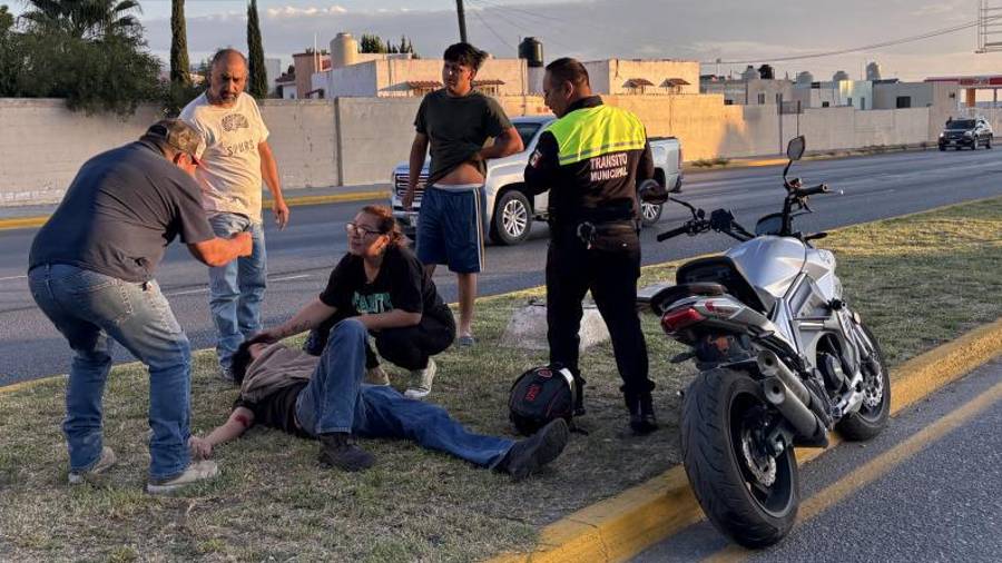 Jorge Emiliano quedó sobre el camellón luego de que la camioneta impactara su motocicleta por la parte trasera.
